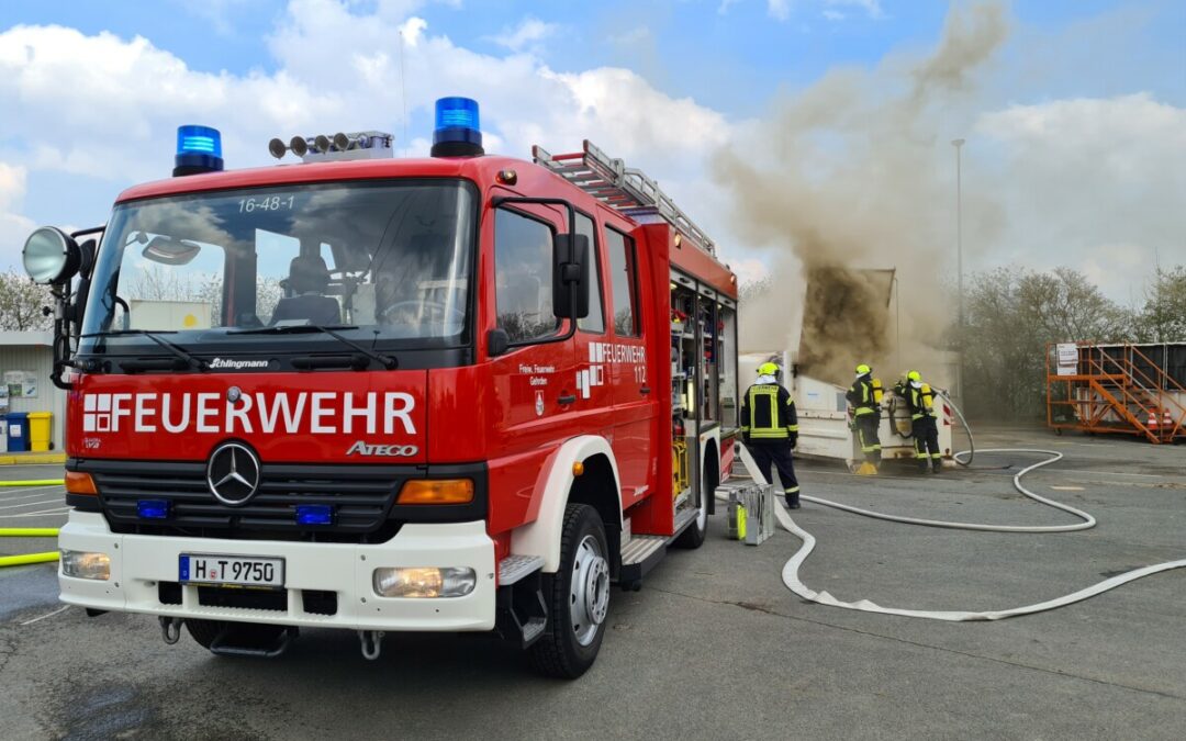 Feuer – brennender Sperrmüllcontainer