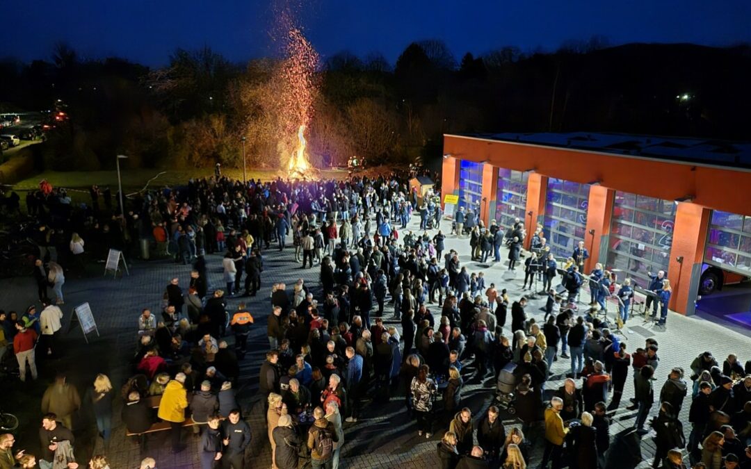 Traditionelles Osterfeuer am Feuerwehrhaus