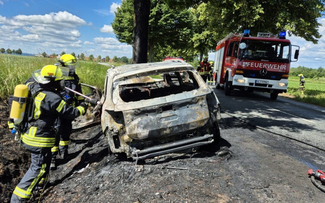 Hilfeleistung – Verkehrsunfall mit eingekl. Person/PKW brennt