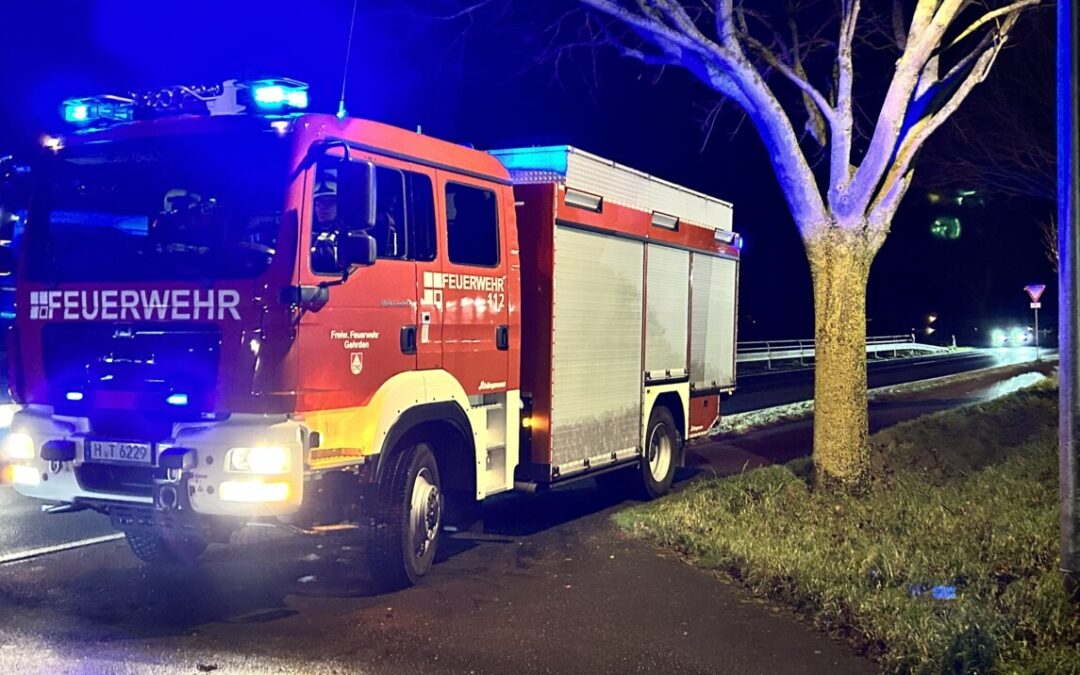 Hilfeleistung – Ast droht auf Radweg zu fallen